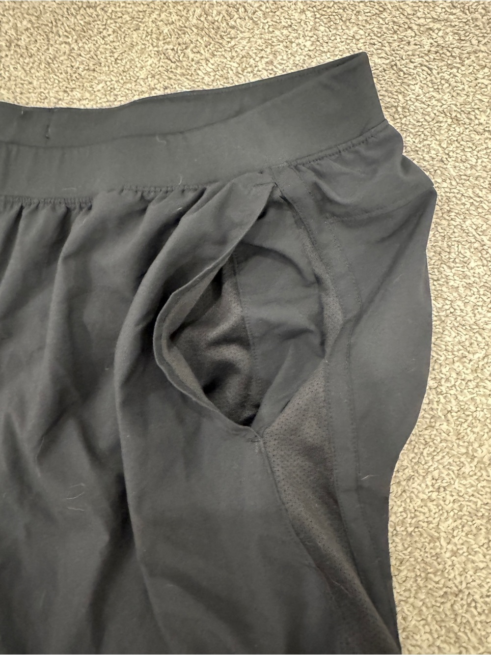 Under Armour Black Athletic Shorts | XXL | HeatGear | Side Pockets - Picture 4 of 4